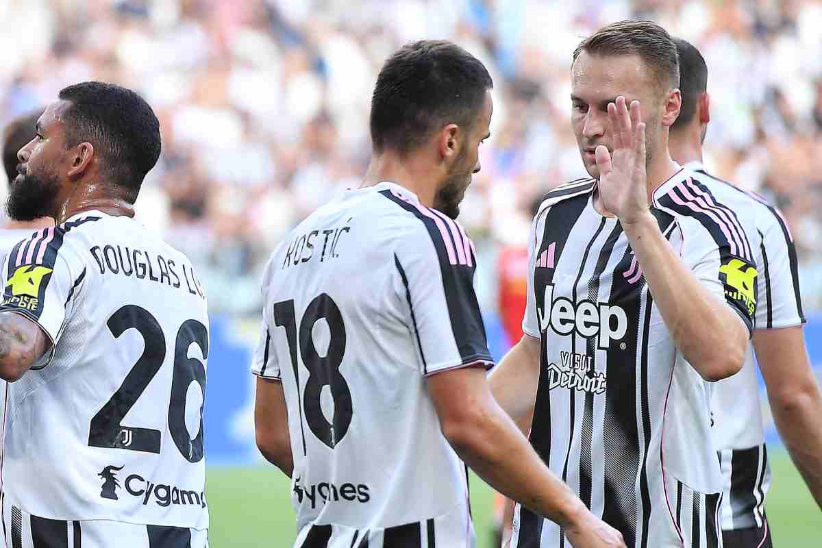 Douglas Luiz con Koopmeiners e Kostic