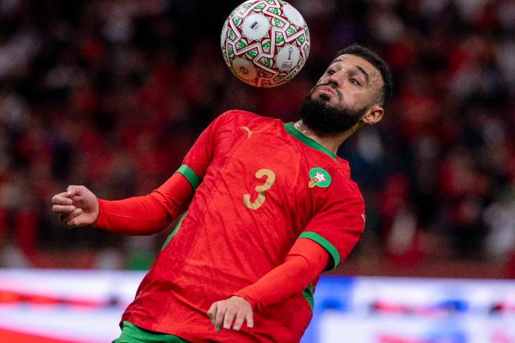 Noussair Mazraoui con la maglia del Marocco durante la Coppa d'Africa in casa
