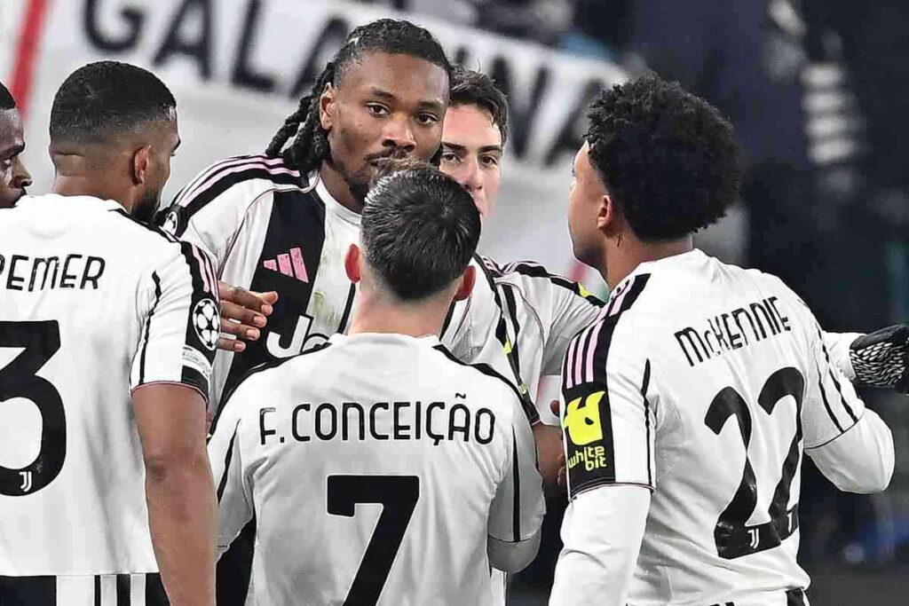 Giocatori della Juve esultano in gruppo