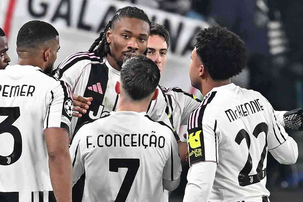 Giocatori della Juve esultano in gruppo