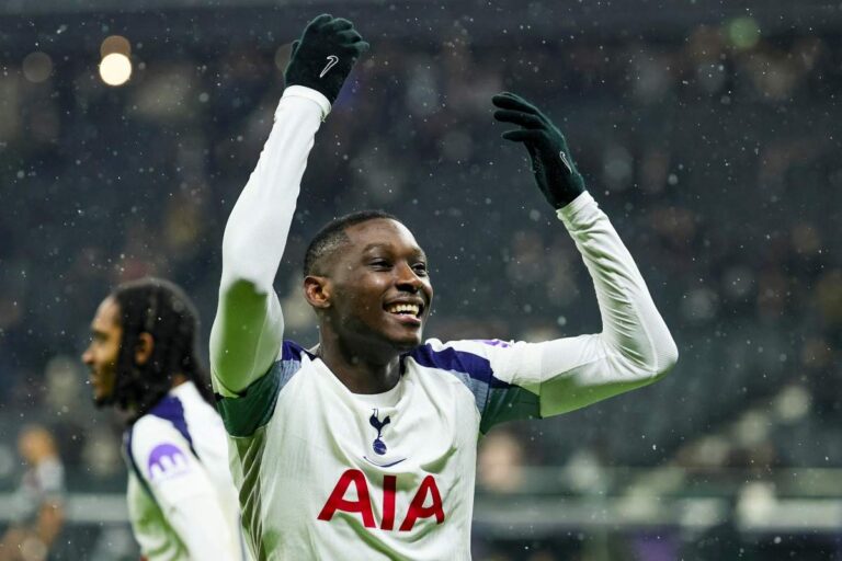 Randal Kolo Muani, attaccante del Tottenham, esulta dopo la rete realizzata contro il Francoforte