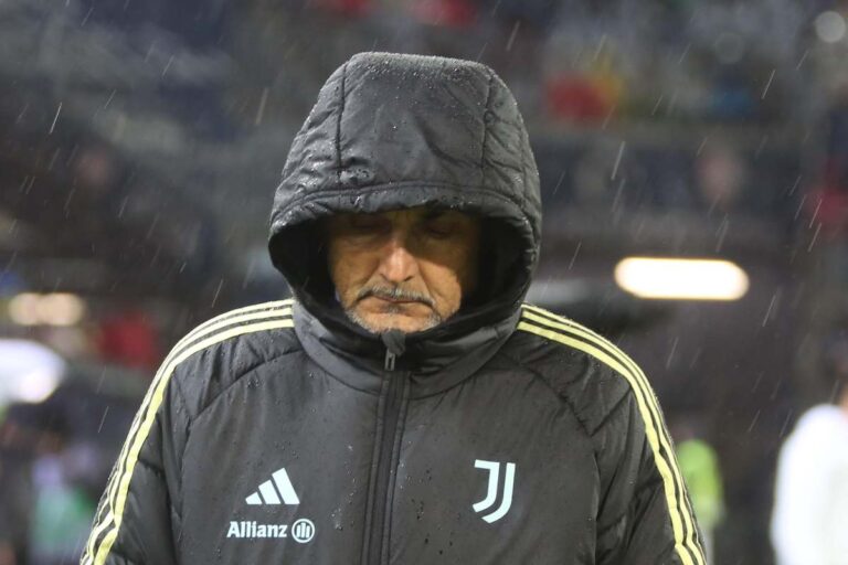Luciano Spalletti con il capo chinato sotto la pioggia