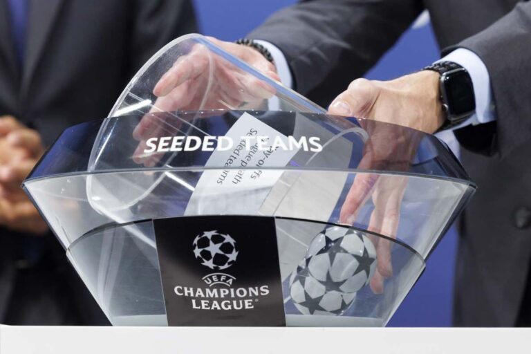 Il mischiare delle palline tipico del sorteggio di Champions League