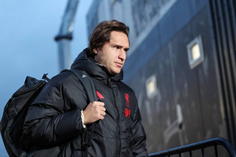 Chiesa porta un borsone sulle spalle prima di una partita del Liverpool