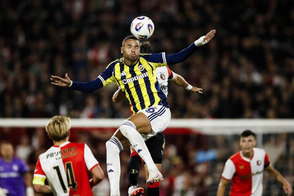 En-Nesyri stacca di testa in maglia Fenerbahce