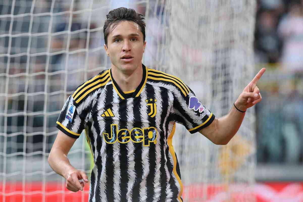 Federico Chiesa indica un compagno dopo un’azione con la maglia della Juventus durante una partita di Serie A
