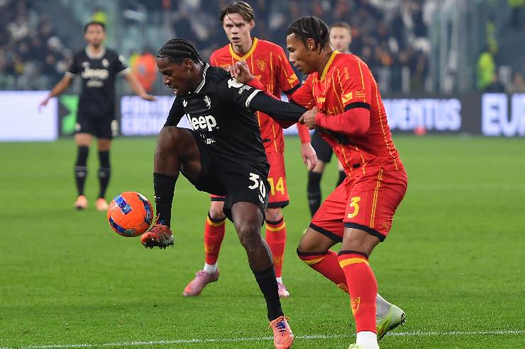 Jonathan David controlla il pallone con la maglia della Juventus, contrastato da un difensore del Lecce durante una partita di Serie A nel 2026.