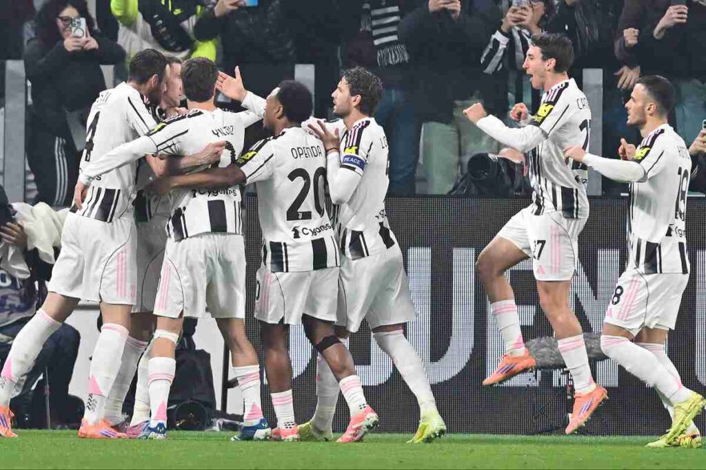 I giocatori della Juventus esultano sotto la curva dopo un gol durante una partita di Serie A nella stagione 2026.