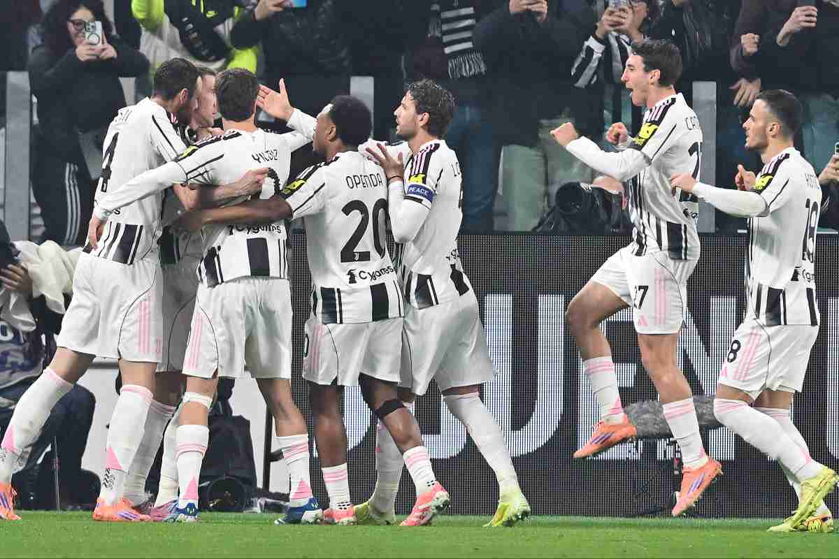 I giocatori della Juventus esultano sotto la curva dopo un gol durante una partita di Serie A nella stagione 2026.