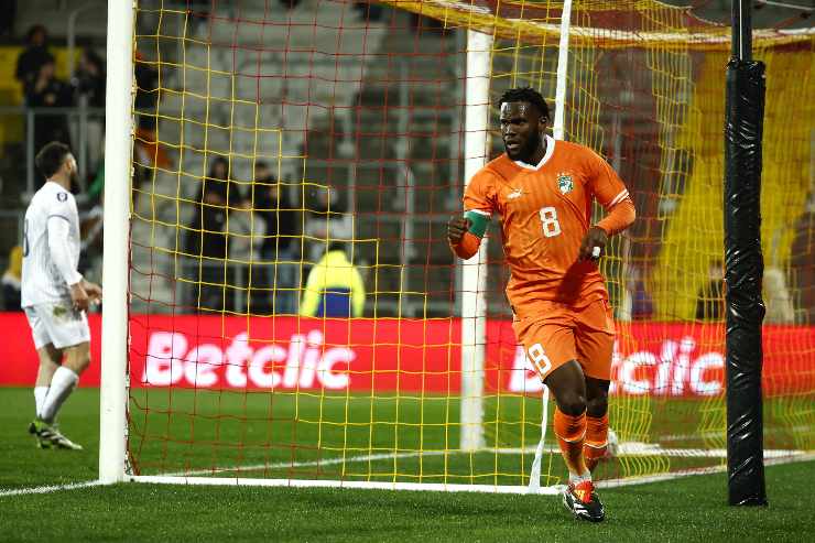 Franck Kessié esulta dopo un gol con la maglia della Costa d’Avorio durante una partita internazionale nel 2026.