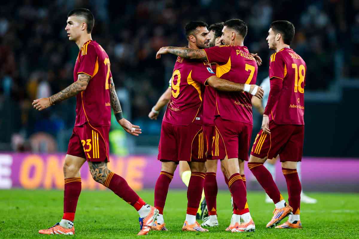 I calciatori della Roma Mancini, Celik, Pellegrini e Soule esultano dopo un gol