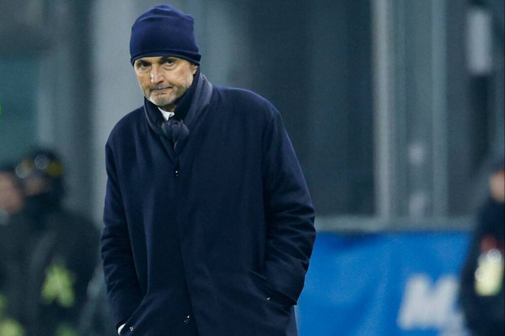 Spalletti osserva dalla panchina durante la gara fra Sassuolo e Juventus