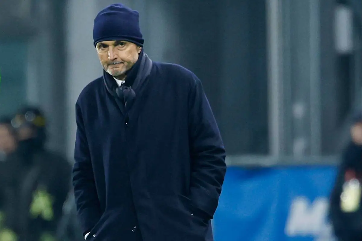 Spalletti osserva dalla panchina durante la gara fra Sassuolo e Juventus
