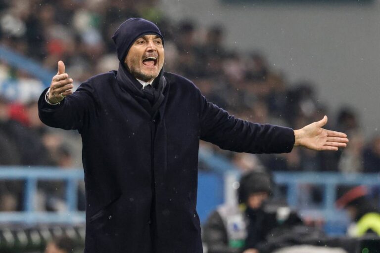 Luciano Spalletti gesticola a bordo campo durante una partita della Juventus in Serie A nella stagione 2026.