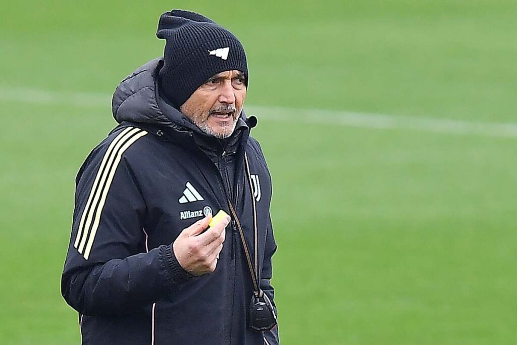 Spalletti dà indicazioni in allenamento