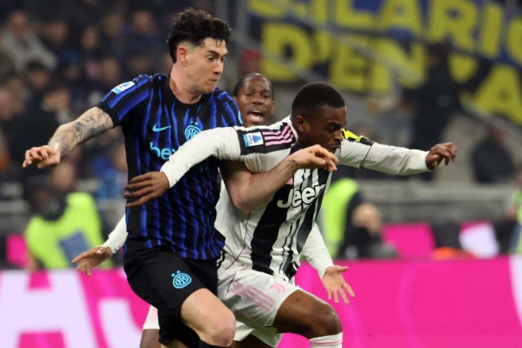 Bastoni e Kalulu in un contrasto di gioco