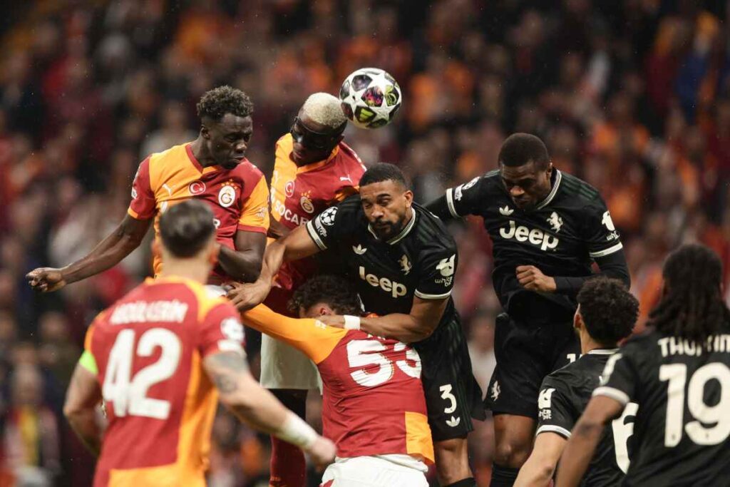 Giocatori di Juve e Galatasaray tentano di colpire la palla.