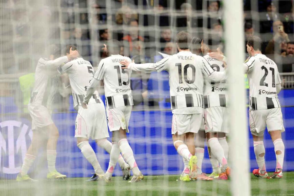La Juventus esulta a San Siro dopo il gol del 2-2 contro l'Inter