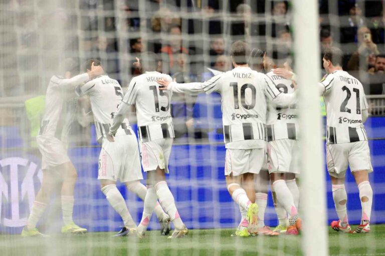 La Juventus esulta a San Siro dopo il gol del 2-2 contro l'Inter