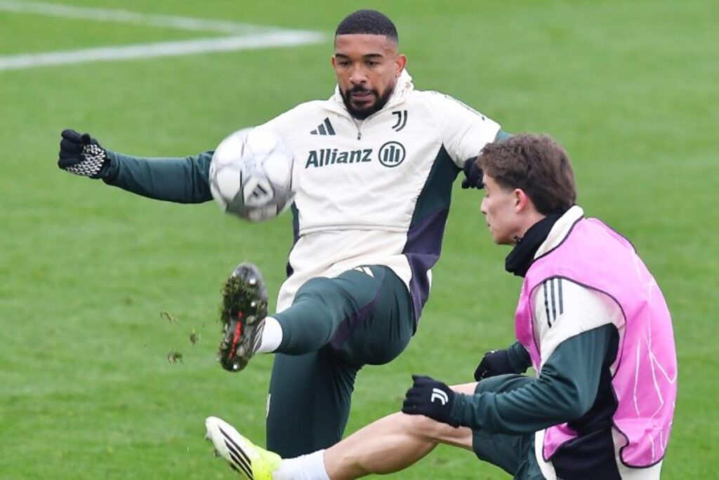 Kenan Yildiz e Gleison Bremer nel corso di un allenamento con la Juventus