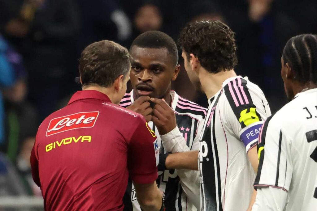 L'arbitro La Penna durante la direzione di gara in Inter Juventus