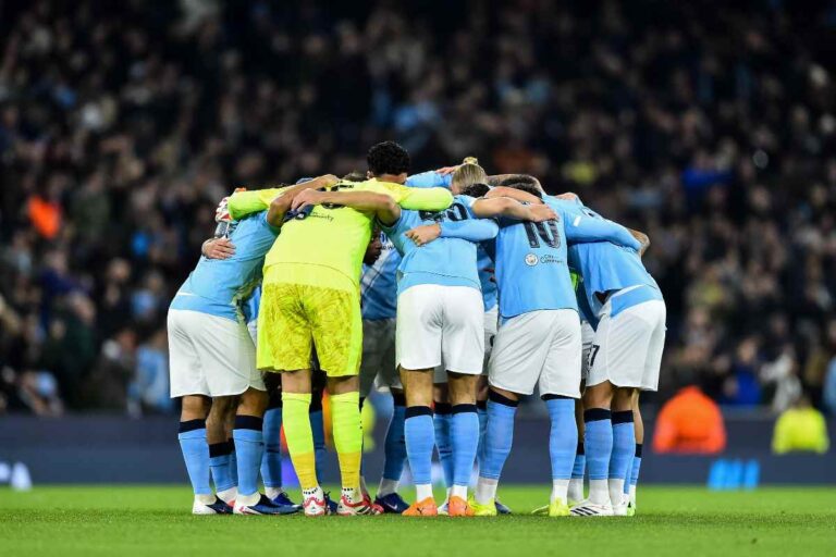 I giocatori del Manchester City in cerchio prima dell'inizio della partita