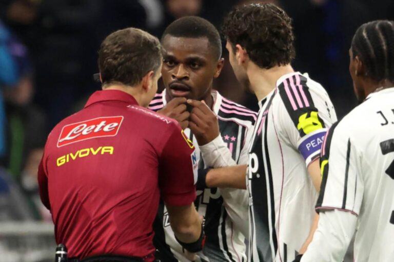 Pierre Kalulu, difensore della Juventus, protesta dopo l'espulsione rimediata nel match contro l'Inter