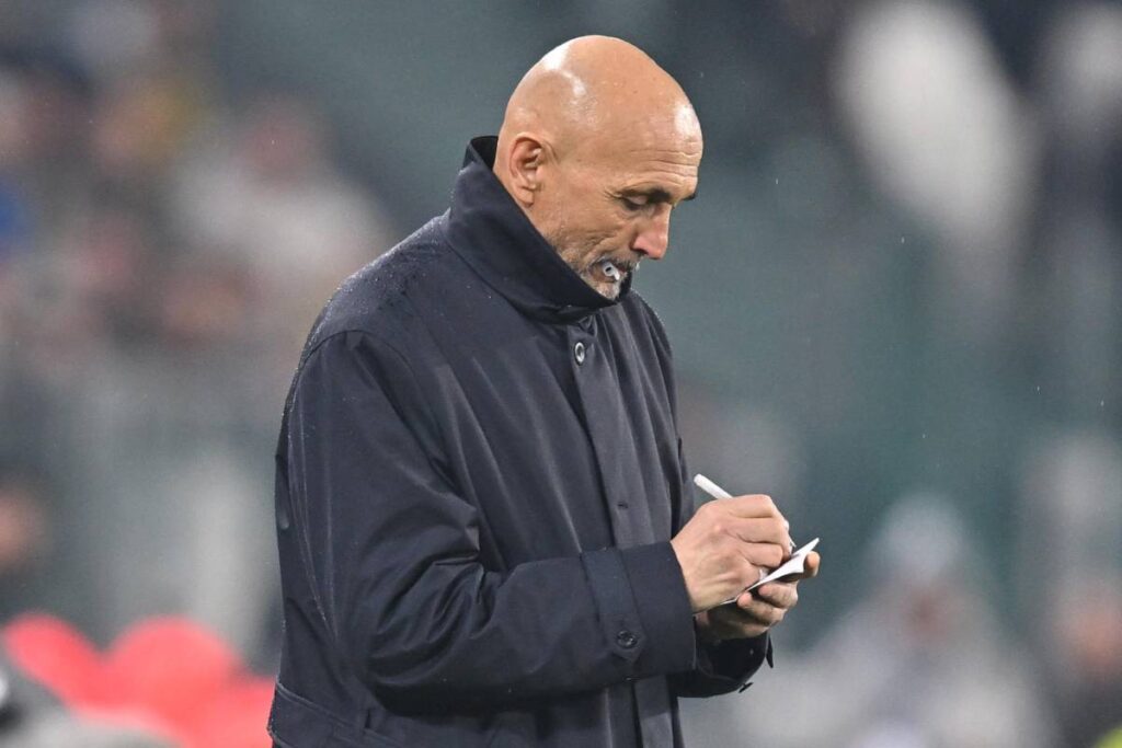 Spalletti prende appunti a bordocampo durante Juve-Lazio.