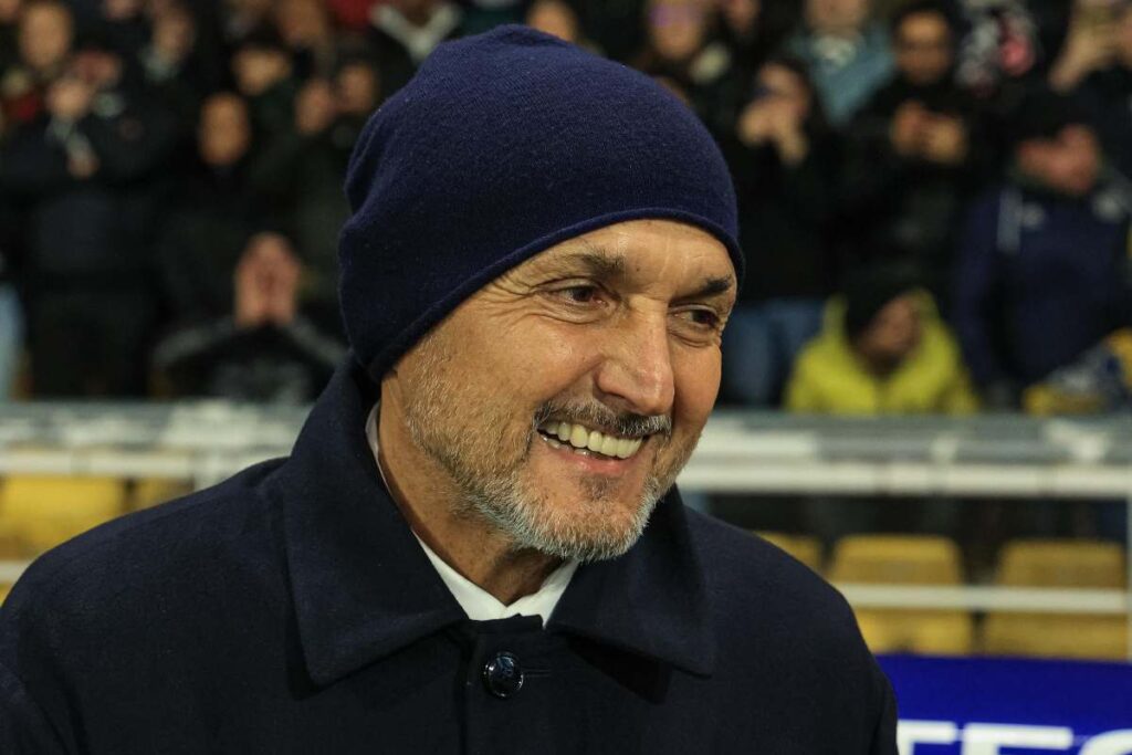 Spalletti sorridente in panchina