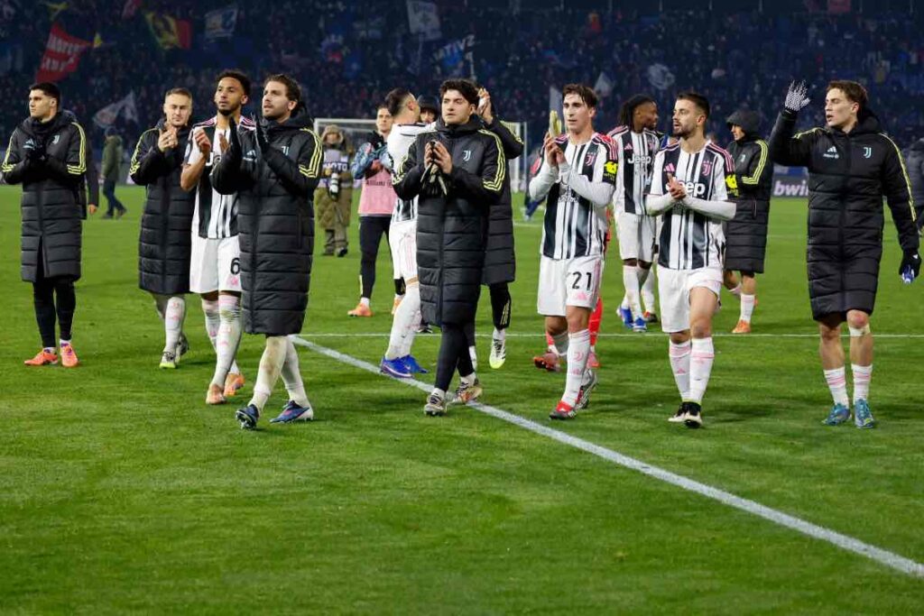 Giocatori della Juventus al termine della gara ringraziano i tifosi
