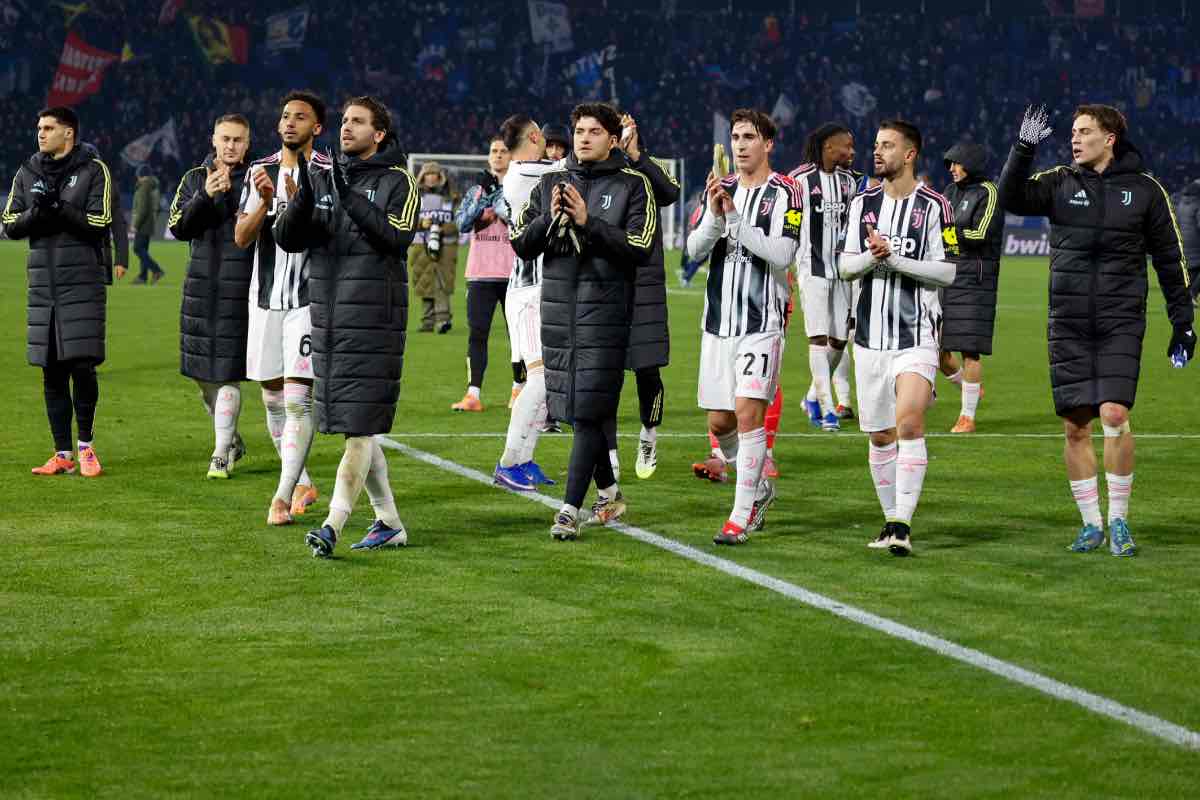 Giocatori della Juventus al termine della gara ringraziano i tifosi