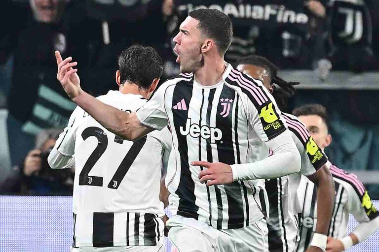 Vlahovic in campo con la Juventus