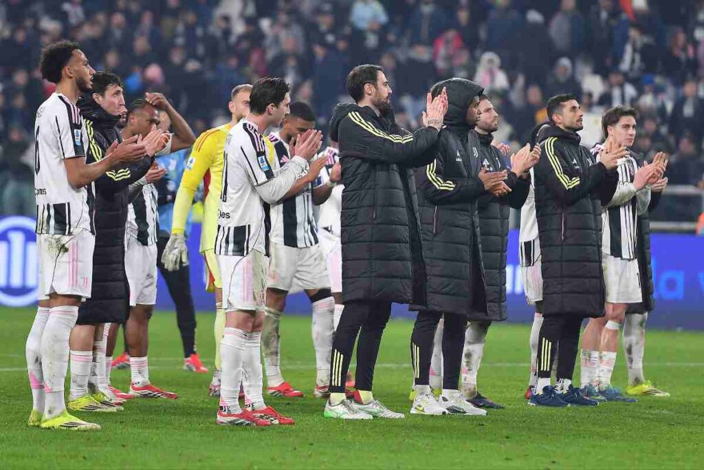 Squadra Juve saluta i tifosi