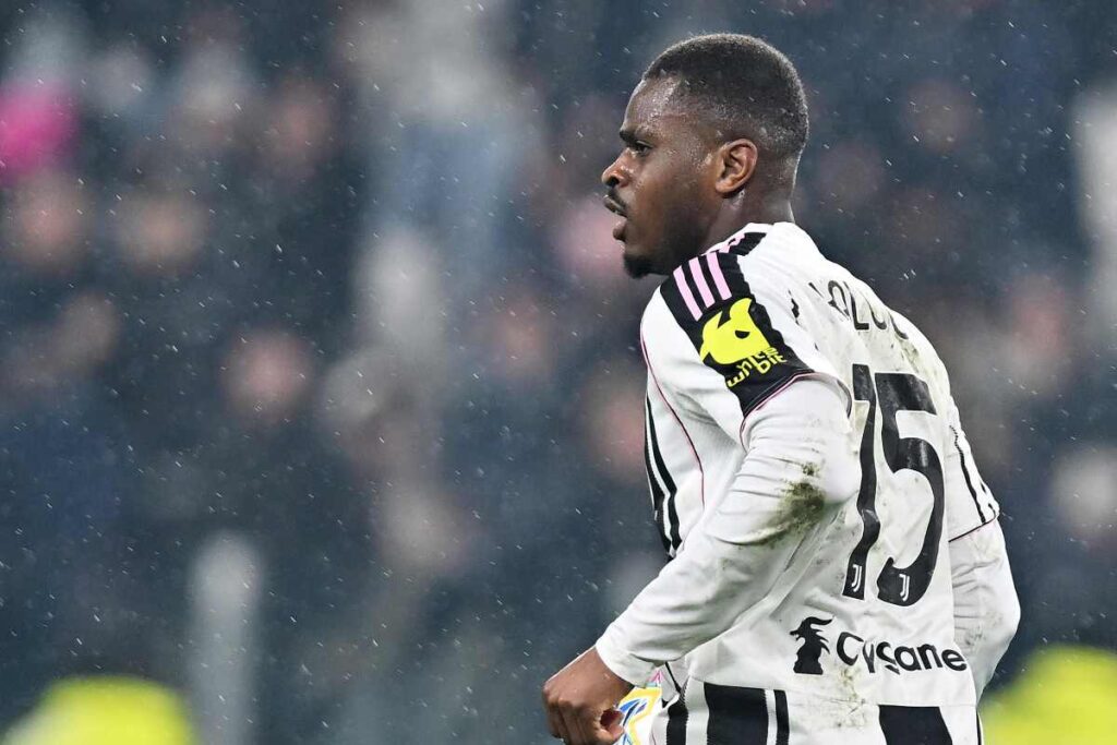 Kalulu in campo con la maglia della Juventus
