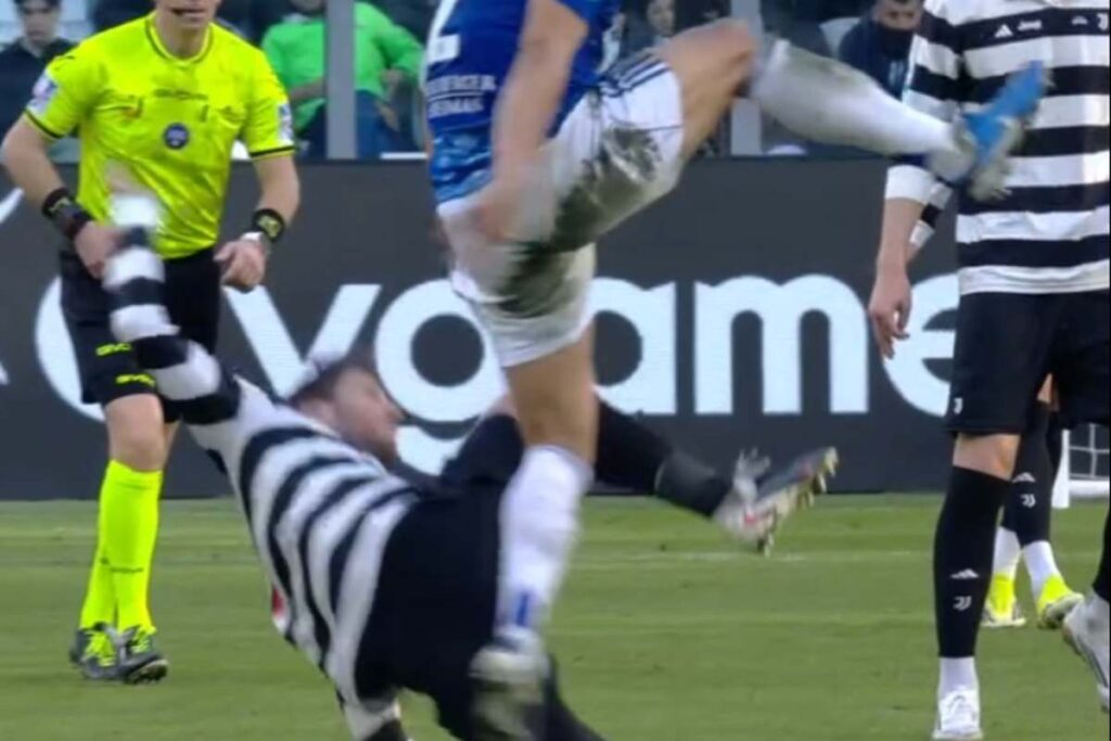 Locatelli fa fallo contro il Como