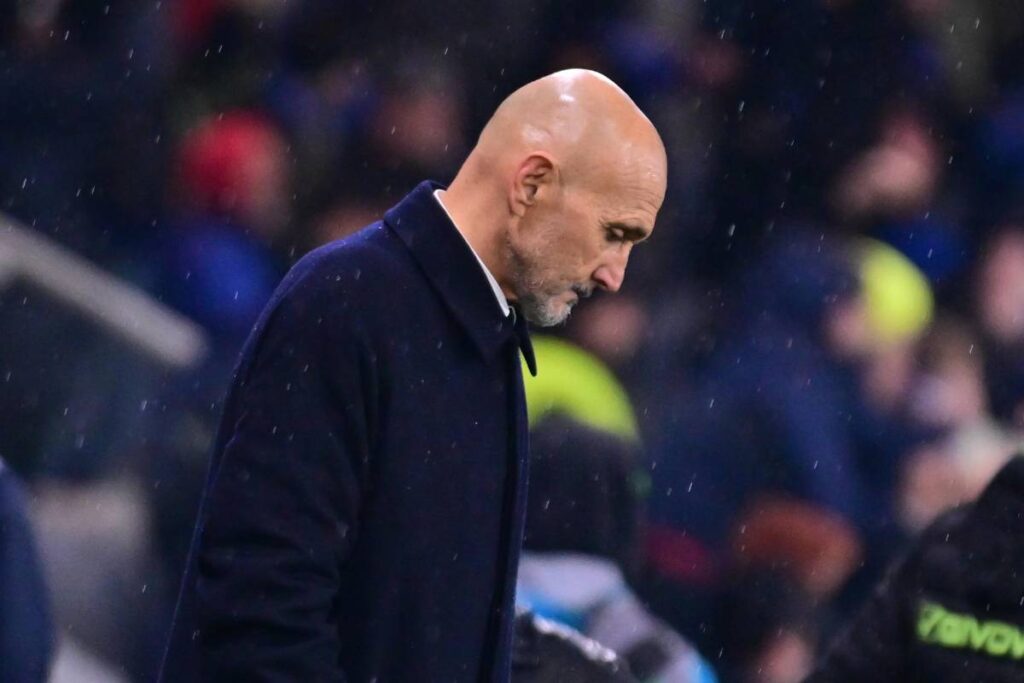 Spalletti deluso e a testa bassa in panchina con la Juventus