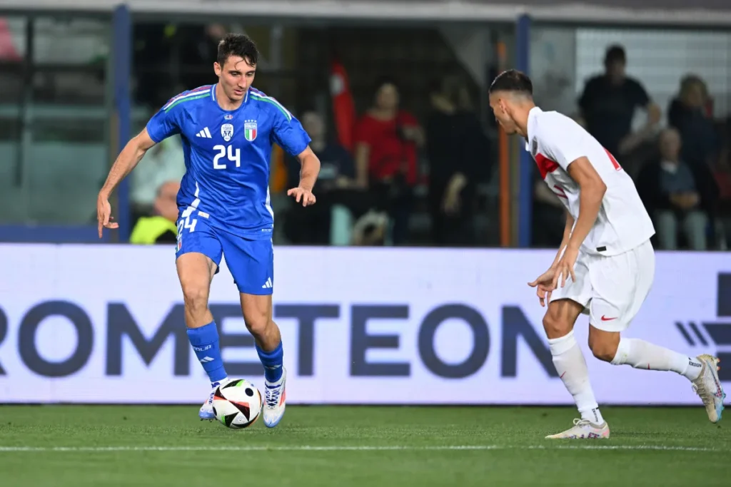 Andrea Cambiaso, terzino della Juventus, in campo con la Nazionale italiana contro la Turchia
