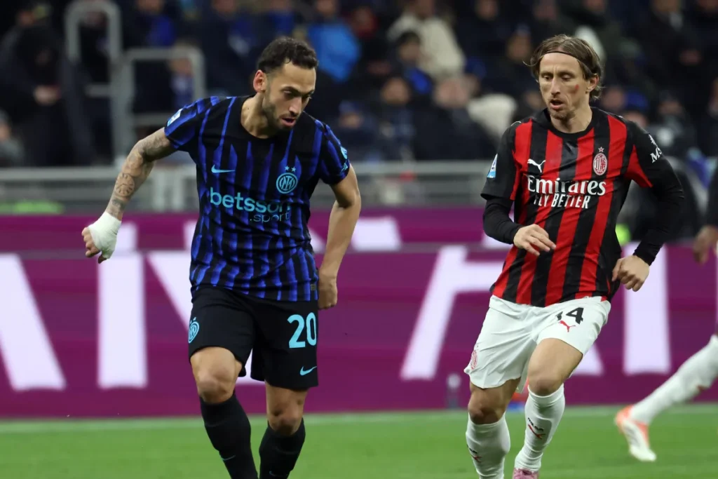 Calhanoglu in campo con l'Inter