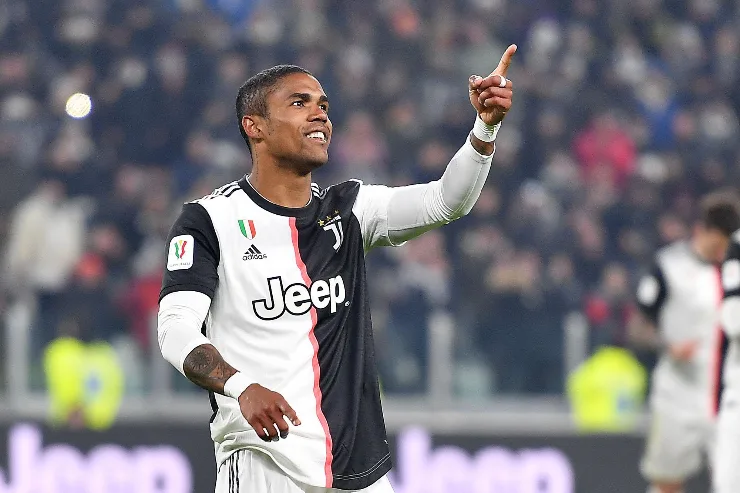 Douglas Costa esulta con la maglia della Juventus