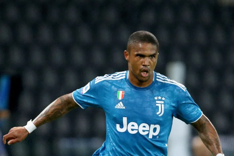 Douglas Costa in campo con la maglia della Juventus