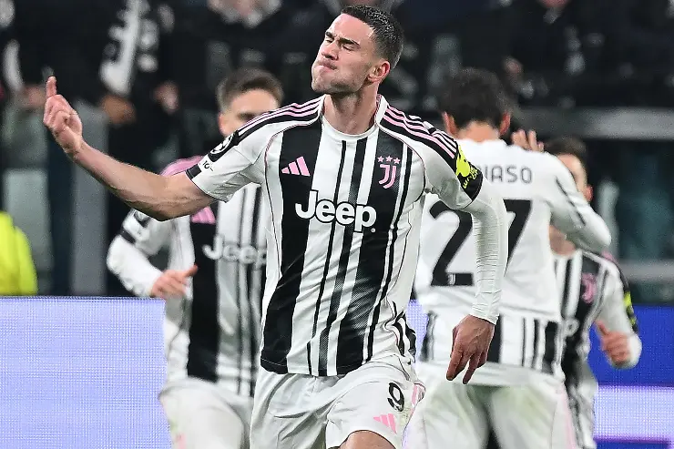 Dusan Vlahovic esulta in campo