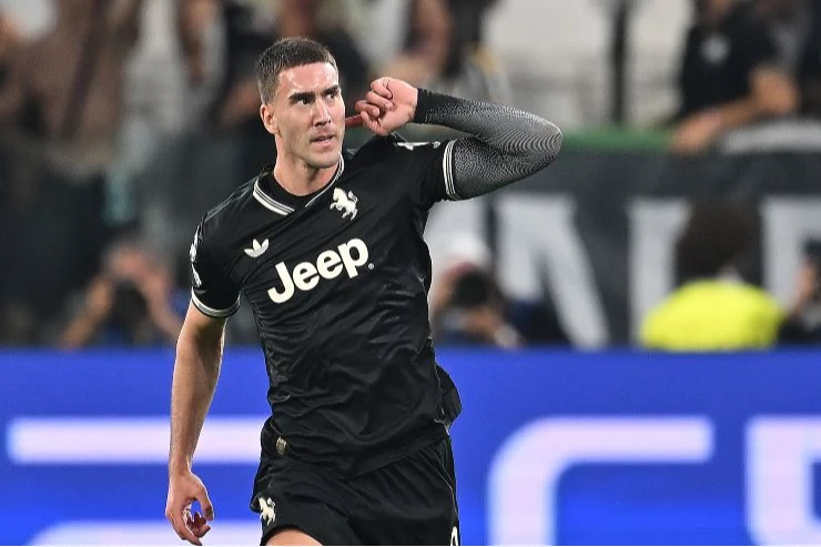 Dusan Vlahovic, attaccante della Juventus, esulta dopo la rete realizzata in Champions League contro il Borussia Dortmund