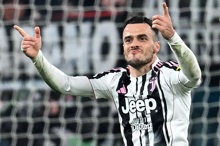 Filip Kostic in campo con la Juventus