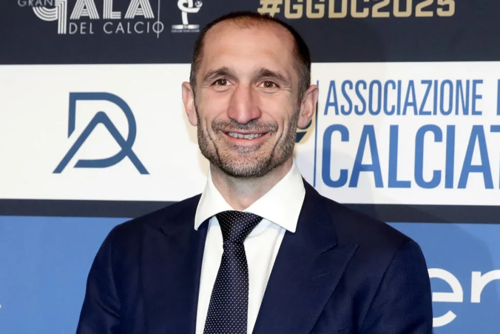 Giorgio Chiellini in conferenza stampa, intermediario tra Szczesny e Lewandowski alla Juventus