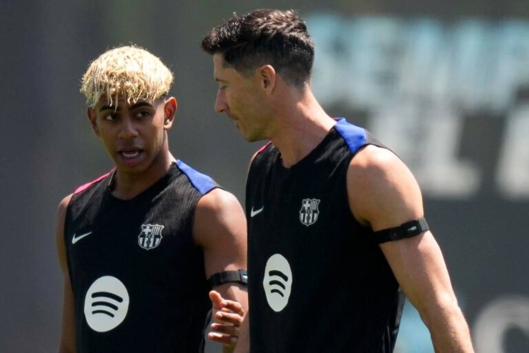 Lewandoski e Yamal durante un allenamento con il barcellona