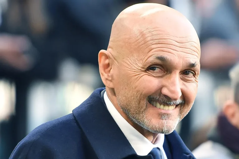 Luciano Spalletti sorride in campo con la maglia della Juventus