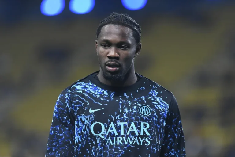 Marcus Thuram durante il riscaldamento con l'Inter