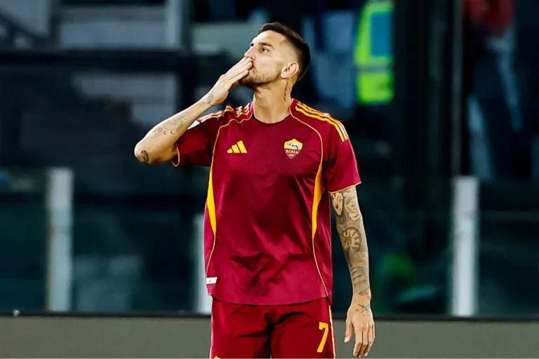 Pellegrini esulta con la maglia della Roma.