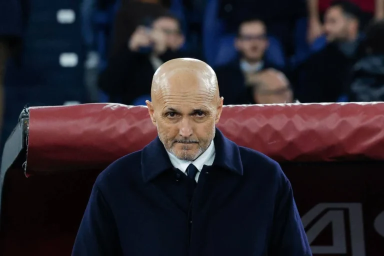 Spalletti in panchina in vista di Roma-Juve di Serie A.