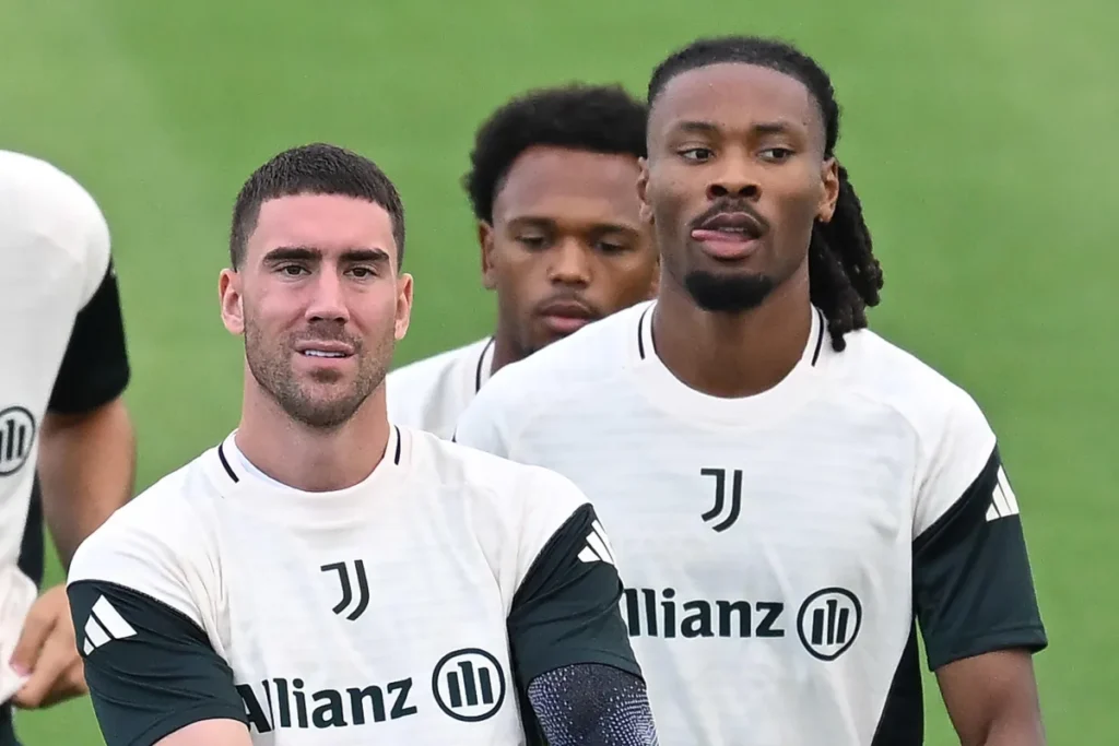 Vlahovic e Thuram si allenano con la Juventus